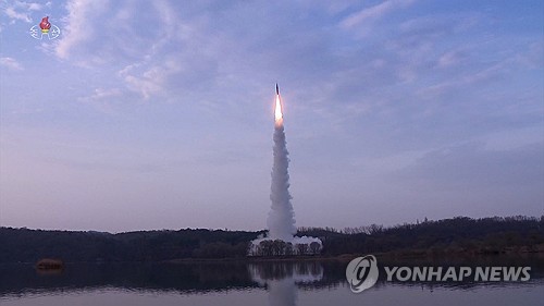 북한, 신형 중장거리 극초음속미사일 시험발사 성공