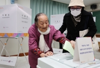 [4·10 총선] 딸 부축 받아 투표한 100세 할머니 "착한 정치 했으면"