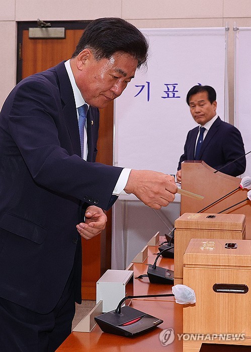 투표하는 소병훈 농해수위 위원장