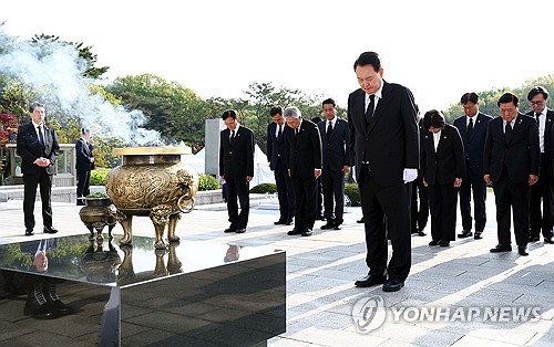 Yoon presenta sus respetos a las víctimas del levantamiento democrático de 1960
