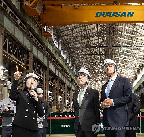 El presidente rumano visita una fábrica de Doosan Enerbility