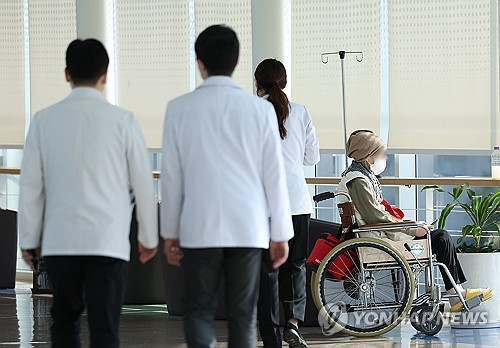  정부 "경영난 겪는 수련병원에 건강보험 선지급"