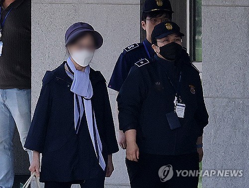 '윤석열 대통령 장모'…최은순씨 가석방으로 출소