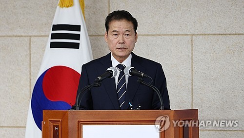 (LEAD) Unification minister criticizes ex-liberal President Moon's memoir