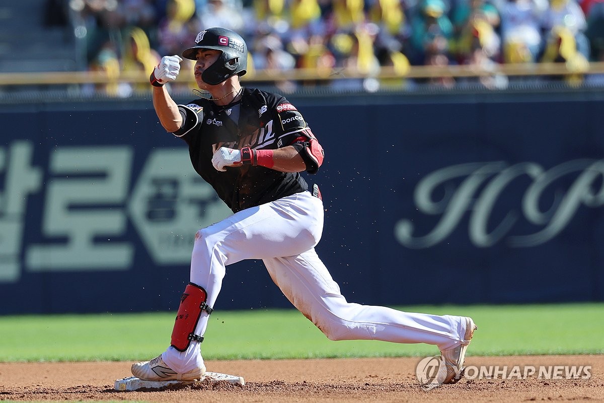 Sim Woo-jun of the KT Wiz celebrates after hitting an RBI double against the LG Twins during Game 1 of the first round in the Korea Baseball Organization postseason at Jamsil Baseball Stadium in Seoul on Oct. 5, 2024. (Yonhap)