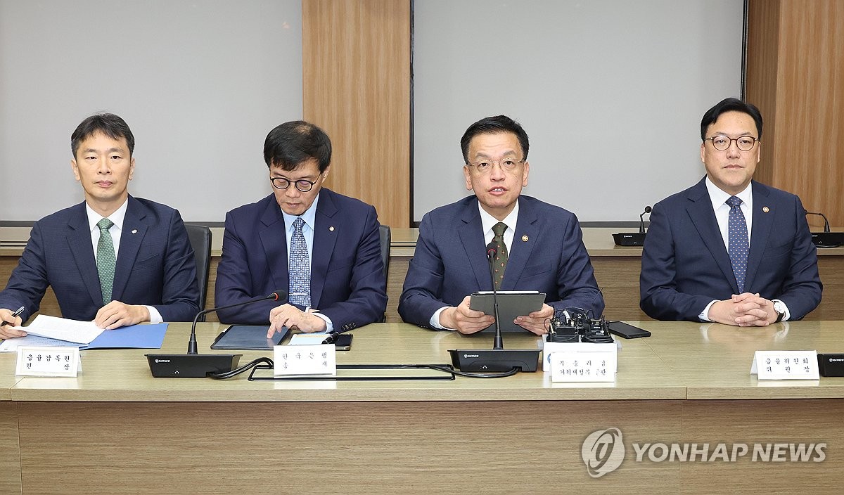 Finance Minister Choi Sang-mok (2nd from R), who doubles as the deputy prime minister for economic affairs, speaks during a meeting with other economic policymakers in Seoul on Nov. 8, 2024. (Pool photo) (Yonhap)