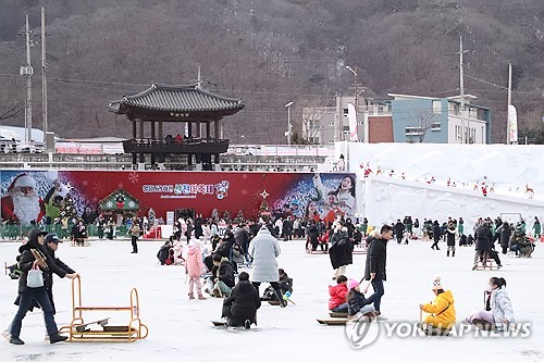 설 연휴 시작…강원지역 축제장·스키장 인파 북적