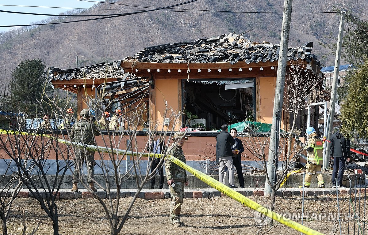 Military police officers block access to a village in Pocheon, some 40 kilometers north of Seoul, on March 6, 2025, where a bomb fell on a road by a house, leaving at least seven people with minor-to-serious injuries and destroying a church and six other buildings. The accident came after two Air Force KF-16 fighter jets accidentally dropped eight bombs outside a training range during live-fire drills. (Pool photo) (Yonhap)