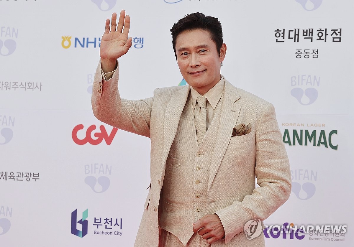 손 흔드는 이병헌