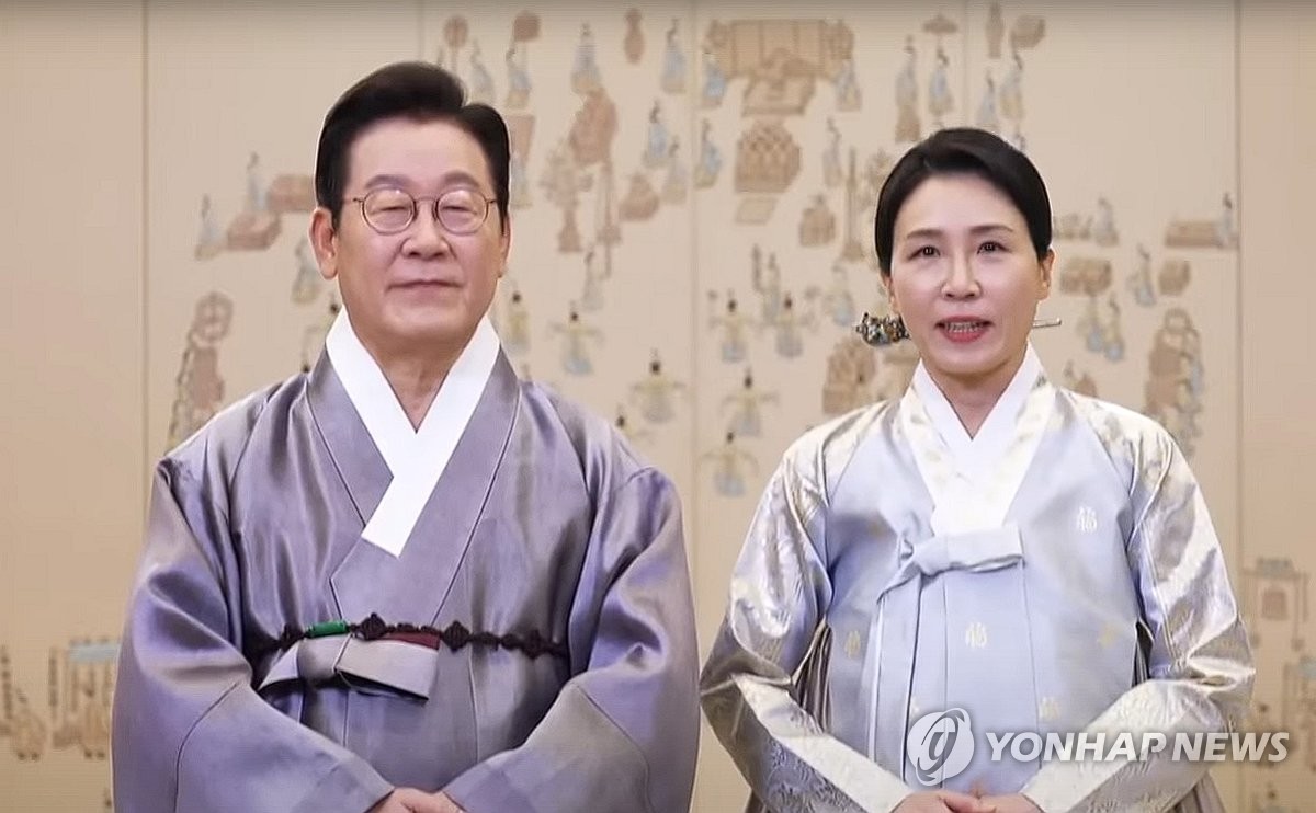 추석 영상 메시지 전하는 이재명 대통령과 김혜경 여사