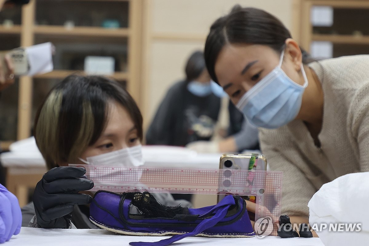 왕실 유물 살펴보는 21세기의 장인들