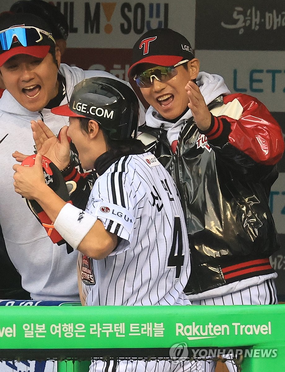 염경엽 감독, 신민재 예뻐라!