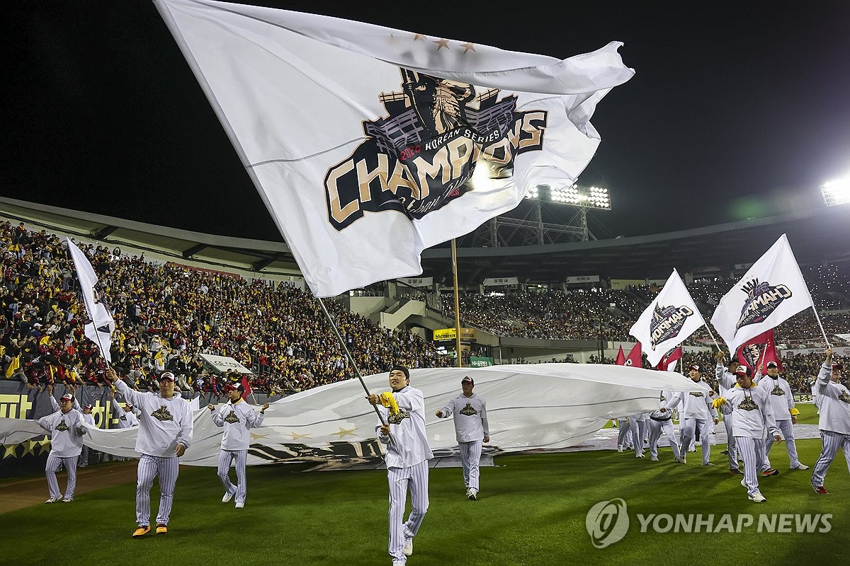 그라운드 도는 LG 선수들