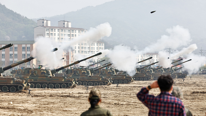 육군 수도군단, 철원서 포사격 훈련…자주포 30문 투입