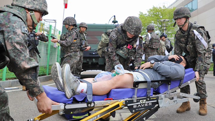 '부상자 이송 훈련'…육군 1군단 통합방호훈련