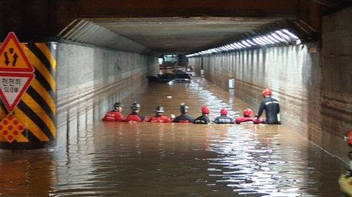 مصرع 3 أشخاص بسبب الأمطار الغزيرة في بوسان - 1