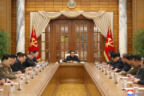 الزعيم الكوري الشمالي يترأس جلسة المكتب السياسي للحزب