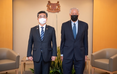 وزير الدفاع الكوري الجنوبي ونظيره السنغافوري يناقشان التعاون الأمني