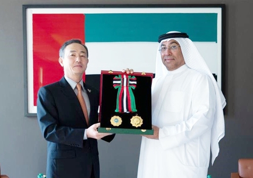 السفير الكوري الجنوبي لدى الإمارات يتسلم وسام الاستقلال من الدرجة الأولى من الحكومة الإماراتية