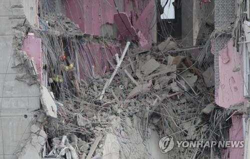 (جديد) العثور على شخص واحد في موقع انهيار المبنى السكني في مدينة كوانغجو