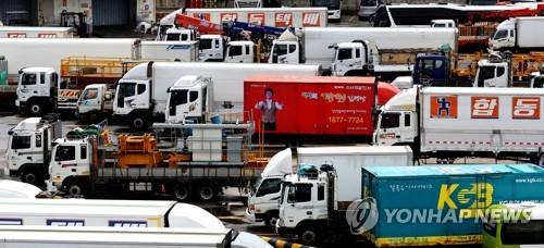 (جديد) سائقو شاحنات البضائع يبدأون إضرابًا عامًا، مطالبين بتمديد نظام سعر الشحن الأساسي