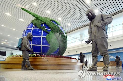 كوريا الشمالية تبلغ عن أقل من 40 ألف إصابة جديدة بالحمى يشتبه بأنها كوفيد-19 - 1