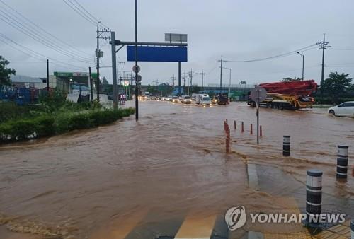 الأمطار الغزيرة تتسبب في مقتل 3 أشخاص في كوريا الجنوبية - 1
