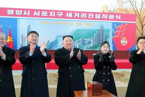 زعيم كوريا الشمالية يحضر حفل وضع حجر الأساس لشارع جديد في بيونغ يانغ