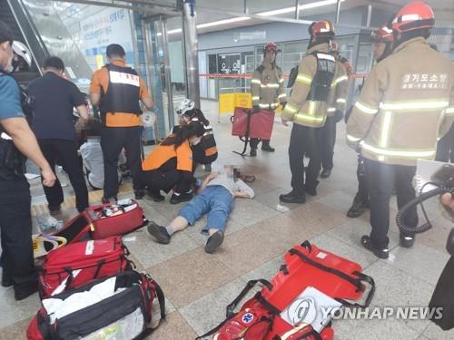 إصابة 14 شخصا في حادث انعكاس سلم متحرك في محطة «سو نيه» في «بوندانغ»‏ - 1