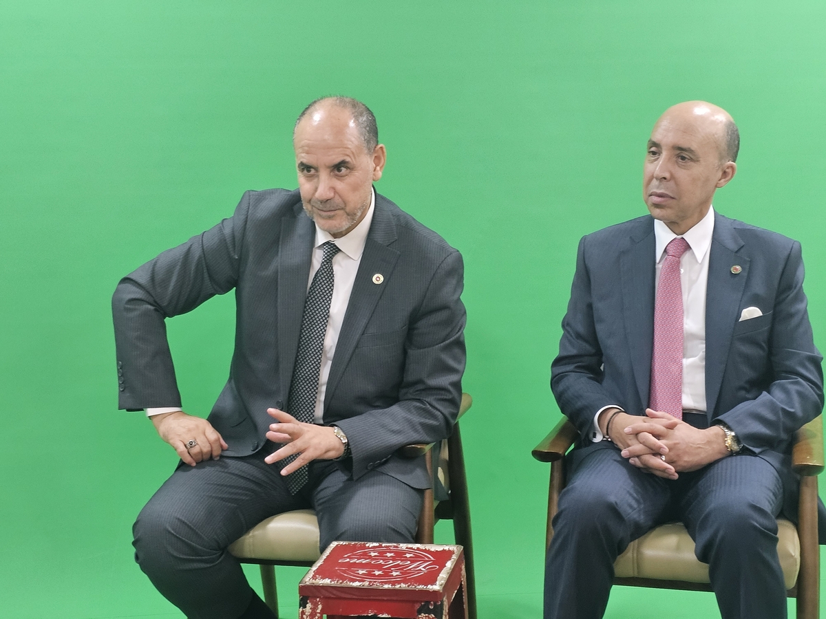 د.أحمد عبادي(اليسار) مع السفير شفيق رشادي في استديو في مقر وكالة يونهاب للأنباء