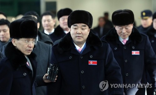 2月7日上午，朝鲜体育相金日国一行通过位于京畿道坡州的韩方出入境事务所（CIQ）访韩。（韩联社/联合采访团）