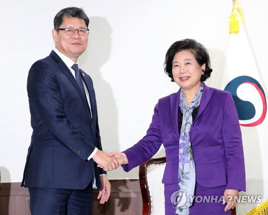 11月14日，在韩国中央政府首尔办公楼，统一部长官金炼铁（左）会见现代集团会长玄贞恩。 韩联社