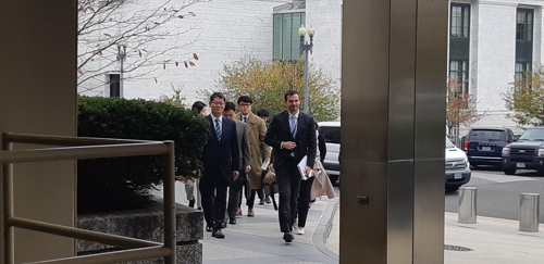 当地时间11月18日，在华盛顿，韩国统一部长官金炼铁（左）走向美国国务院大楼。 韩联社