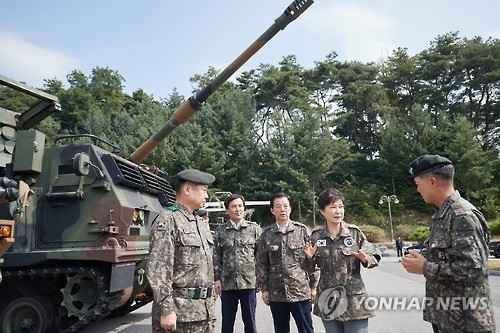 In this photo taken on Aug. 24, 2016, President Park Geun-hye makes a field tour to an Army unit near the Demilitarized Zone during the UFG drill period. (Yonhap) 