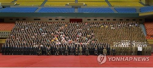 This photo, released by the state-run Rodong Sinmun newspaper on Sept. 1, 2016, shows scientists and engineers who contributed to the launch of the SLBM in August posing for a group photo with North Korean leader Kim Jong-un and other dignitaries in Pyongyang. (For Use Only in the Republic of Korea. No Redistribution) (Yonhap)