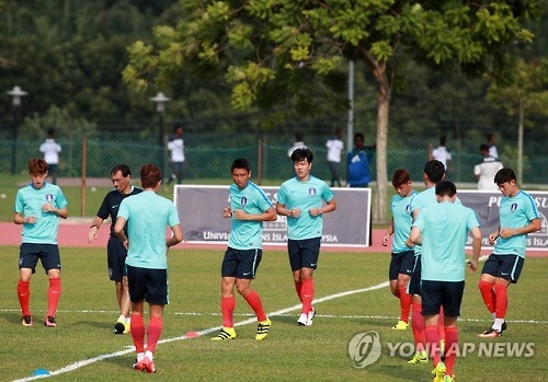 South Korean national football team players train at a football field in Seremban, Malaysia, on Sept. 4, 2016, two days ahead of their 2018 FIFA World Cup qualifier against Syria. (Yonhap)