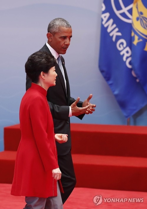 This photo, taken on Sept. 4, 2016, shows President Park Geun-hye (L) talking with her U.S. counterpart Barack Obama during their attendance at the summit of the Group of 20 leading economies in Hangzhou, eastern China. (Yonhap)