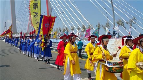 Korean performers parade along the Jindo Bridge at the Myeongnyang Festival in Haenam, South Jeolla Province, on Sept. 3, 2016. (Yonhap)