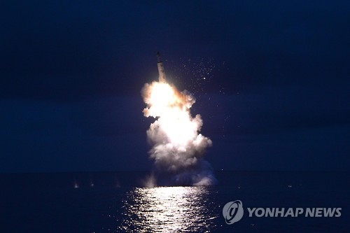In this photo provided by the North's official Korean Central News Agency (KCNA) on Aug. 25, 2016, an SLBM leaves the water and heads into the sky in North Korea. (For Use Only in the Republic of Korea. No Redistribution.) (Yonhap) 