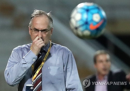 South Korean men's football coach Uli Stielike reacts during their 2018 FIFA World Cup qualifier against Syria at Tuanku Abdul to Rahman Stadium in Seremban, Malaysia, on Sept. 6, 2016. (Yonhap)