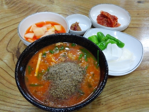 This photo shows "eojuk," a thick and spicy fish stew, which is Muju's most famous local delicacy on Aug. 27, 2016. (Yonhap)
