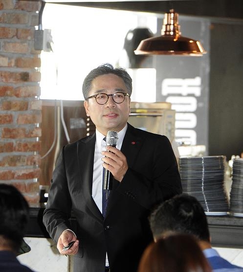 Lim Young-lock, vice president of Shinsegae Property, speaks during a press briefing at Starfield Hanam on Sept. 5, 2016, in this photo provided by the company. (Yonhap)