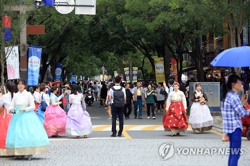 (Yonhap Feature) Jeonju Hanok Village, beautiful collaboration of tradition and modernity - 2