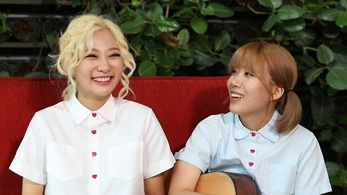 Ahn Ji-young (L) and Woo Ji-yoon of South Korean indie duo Bolbbalgan4 smile during an interview with Yonhap News Agency in central Seoul on Sept. 7, 2016 (Yonhap)