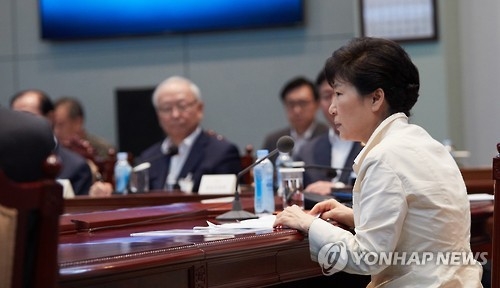 President Park Geun-hye (R) presides over a meeting with top security and foreign policy officials at the presidential office Cheong Wa Dae in Seoul on Sept. 9, 2016, over North Korea's latest nuclear test, in this photo provided by the presidential office. (Yonhap)