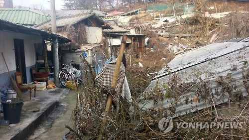 This photo dated Dec. 29, 2015, shows shanty homes at a village in Chuncheon, 85 kilometers east of Seoul. (Yonhap)