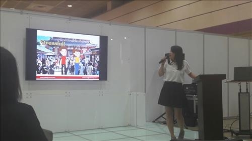 Maria Lee, founder and CEO of "Ask Ajumma," a virtual concierge service application, speaks at the Foreign Startups Business Fair at COEX in Seoul on Sept. 28, 2016. (Yonhap)