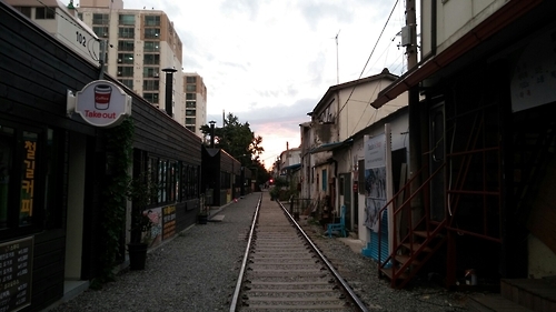 This photo, taken on Sept. 19, 2016, shows the Gyeongam Railroad Village in Gunsan. (Yonhap)