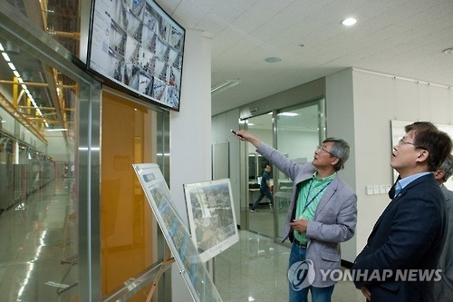 Minister of Science, ICT and Future Planning Choi Yang-hee (R) visits the Pohang Accelerator Laboratory of the Pohang University of Science and Technology in Pohang, southeast South Korea, on May 25, 2016. (Yonhap file photo provided by the science ministry)