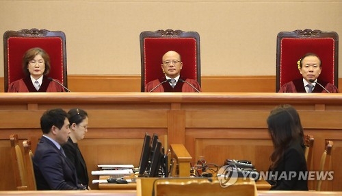 Park Han-cheol (C), chief justice of the Constitutional Court, and the court's justices are seated at the court in Seoul on Sept. 29, 2016. The court upheld the planned abolition of state bar examination at the end of 2017, paving the way for a full implementation of the U.S.-style law school system. (Yonhap) 